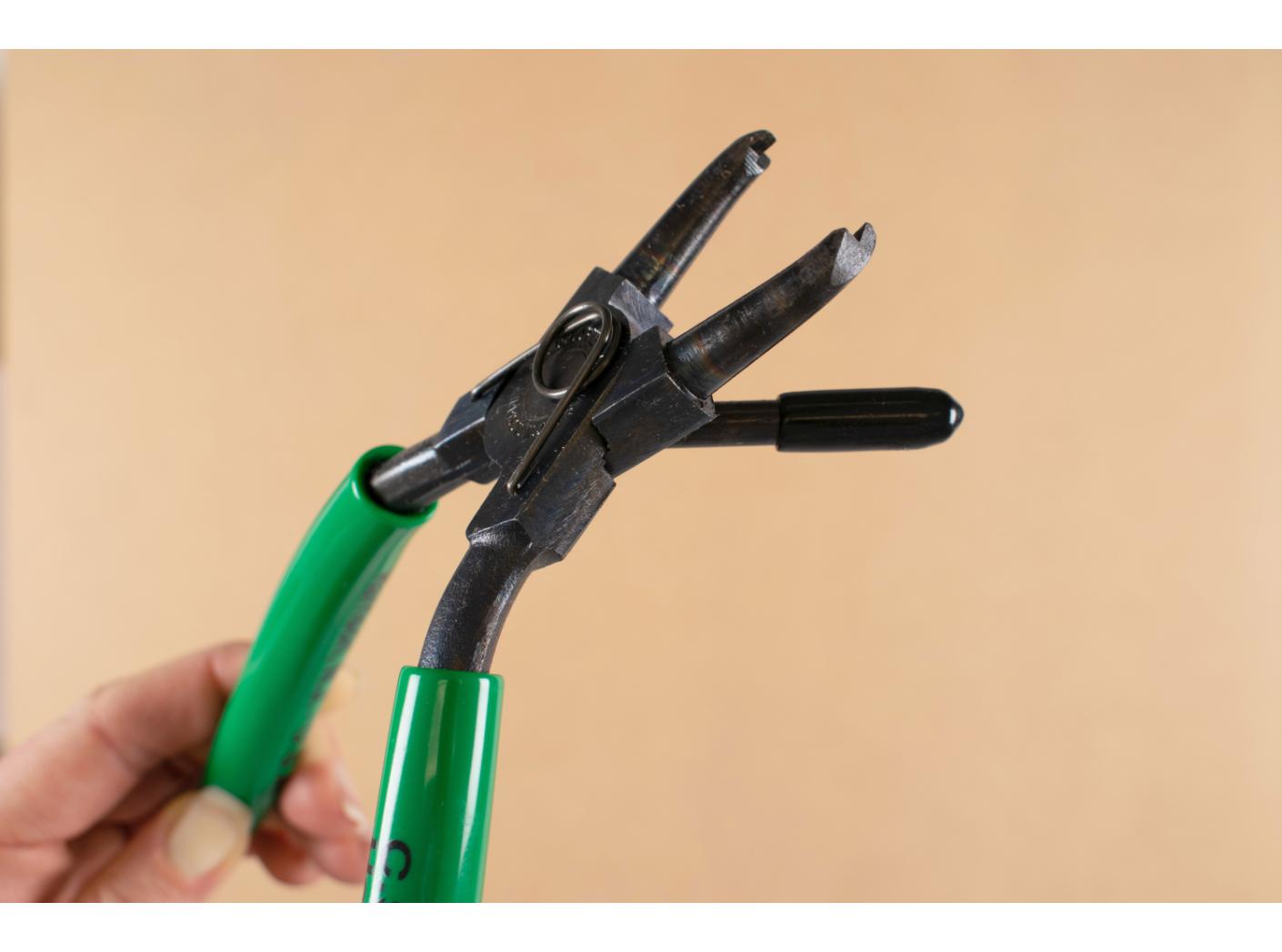 Staple pliers with level claque Staple pliers with level claque